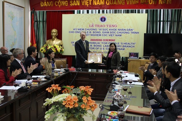 Le directeur de CDC (Etats-Unis) honoré au Vietnam - ảnh 1