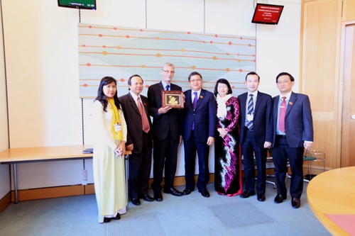 Une délégation des parlementaires d’amitié vietnamiens en visite en Grande-Bretagne - ảnh 1