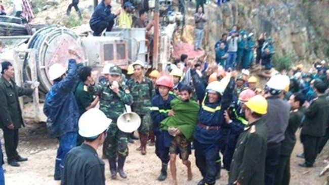 Le PM félicite les secouristes du tunnel de la centrale Da Dâng Da Chomo - ảnh 1
