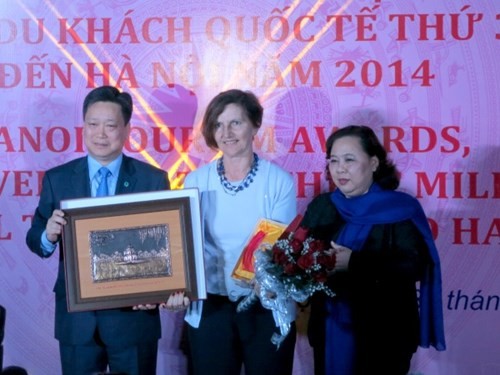 Hanoi accueille son trois millionième touriste étranger de l’année 2014  - ảnh 1