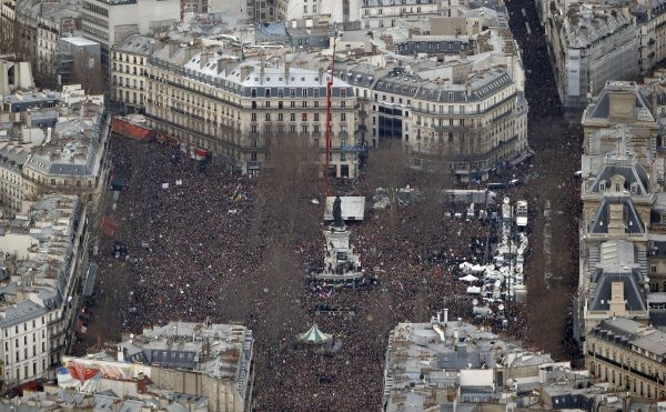 4 millions de personnes ont défilé en France - ảnh 1