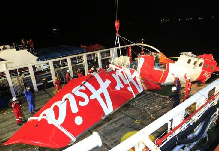 AirAsia: les plongeurs cherchent les corps - ảnh 1
