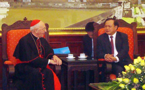 Le cardinal Fernando Filoni reçu par le secrétaire du comité du Parti de Hanoï  - ảnh 1