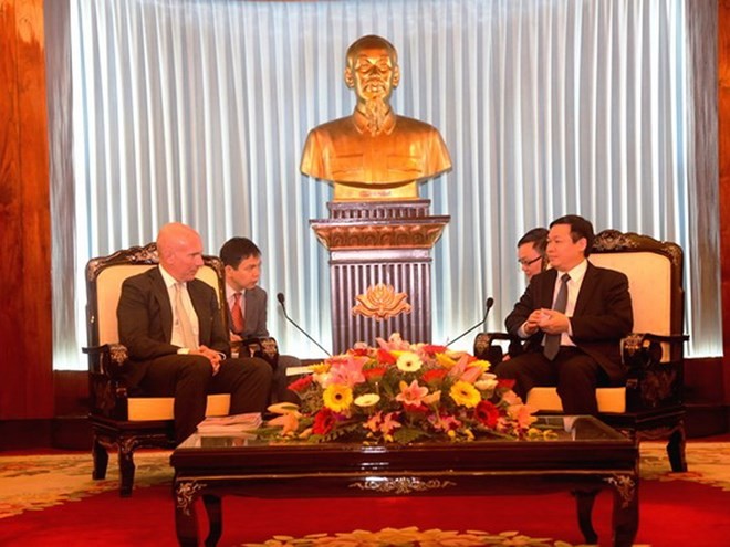 Le secrétaire adjoint américain au commerce reçu par Vuong Dinh Huê - ảnh 1