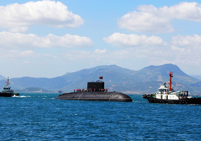 Le sous-marin HQ-184 arrivé au port militaire de Cam Ranh - ảnh 1