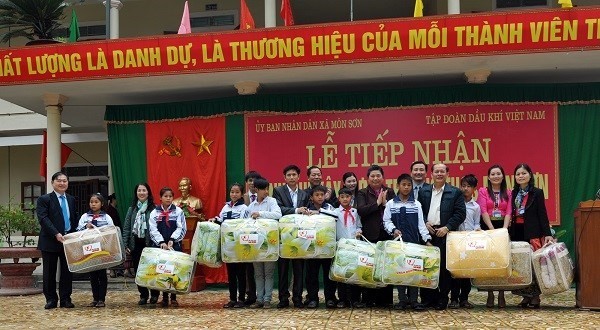 Tong Thi Phong rend visite aux familles bénéficiaires de Nghe An - ảnh 1