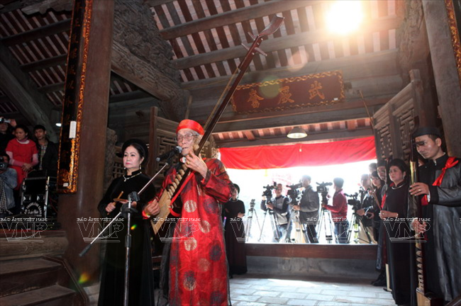 Hat cua dinh: le chant rituel devant la maison communale - ảnh 2