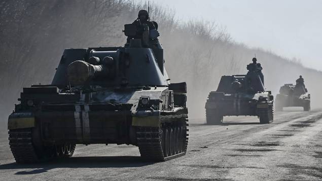 Ukraine : accord sur le retrait des armes lourdes de la ligne de front dans l'Est - ảnh 1