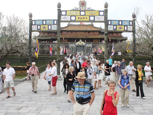 Têt : de nombreux touristes étrangers visitent le Vietnam - ảnh 1