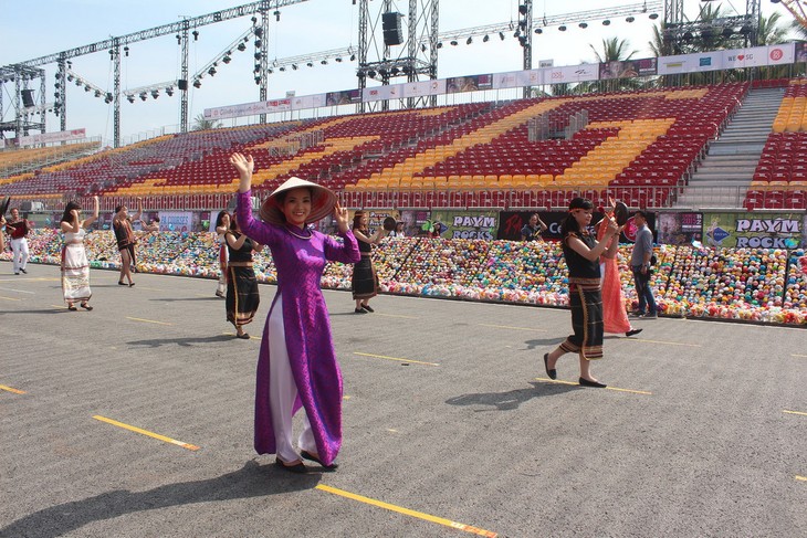 Le Vietnam au défilé de Chingay 2015 à Singapour  - ảnh 1