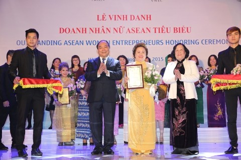 Honorer les femmes d’affaires exemplaires de l’ASEAN - ảnh 1