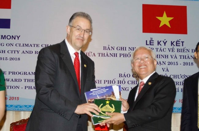 Le maire de la ville Rotterdam en visite à Ho Chi Minh-ville - ảnh 2