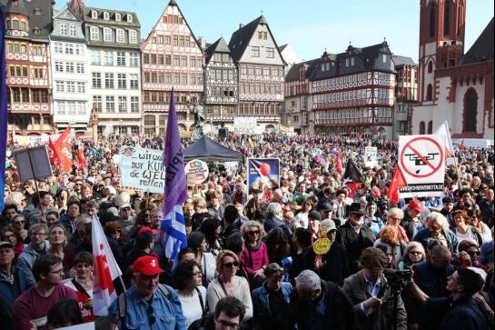 Nouveau siège de la BCE : 17 000 manifestants contre l'austérité à Francfort - ảnh 2