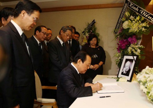 Des responsables de Ho Chi Minh-ville rendent hommage à Lee Kuan Yew - ảnh 1