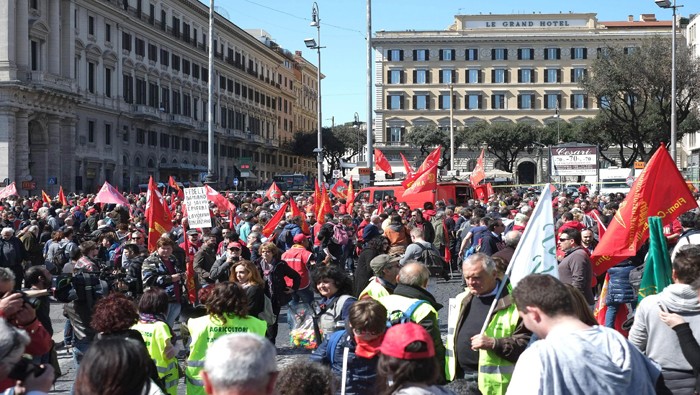 Manifestation à Rome contre la politique de Matteo Renzi - ảnh 1