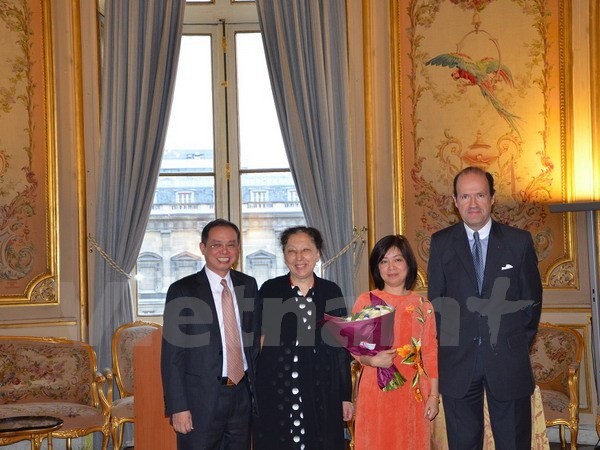 Remise de l’Ordre national des Mérites de France à Nguyen Thi Bich Hue - ảnh 1