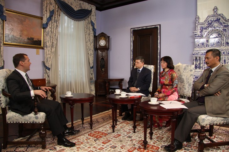 Le Premier ministre russe en visite au Vietnam - ảnh 1