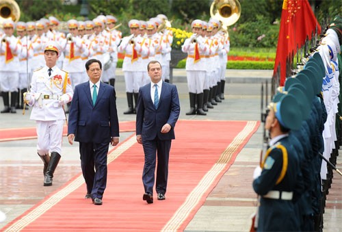 Le Premier ministre russe en visite officielle au Vietnam - ảnh 1