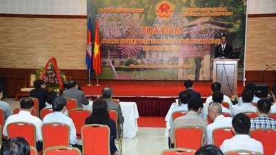 Colloque sur l'investissement des entreprises vietnamiennes au Cambodge  - ảnh 1
