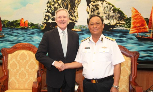 Ray Mabus reçu par le chef de l’armée navale du Vietnam  - ảnh 1