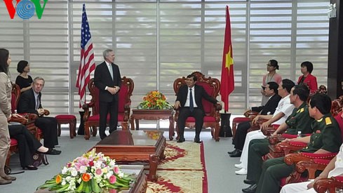 Le secrétaire américain à la Marine visite Danang - ảnh 1