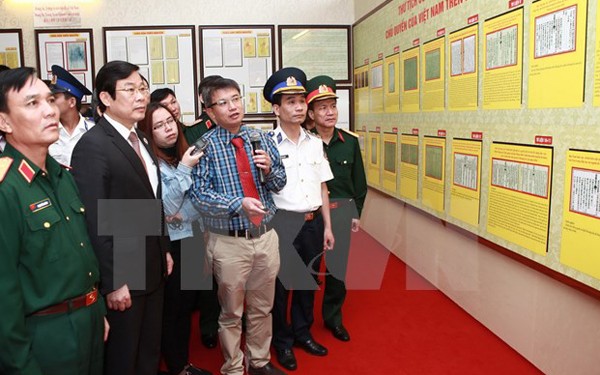 Don de documents concernant Truong Sa et Hoang Sa à la 3ème zone militaire - ảnh 1
