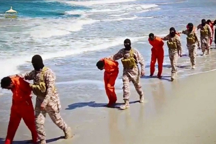 Dans une vidéo, l'Etat islamique exécute des chrétiens en Libye - ảnh 1