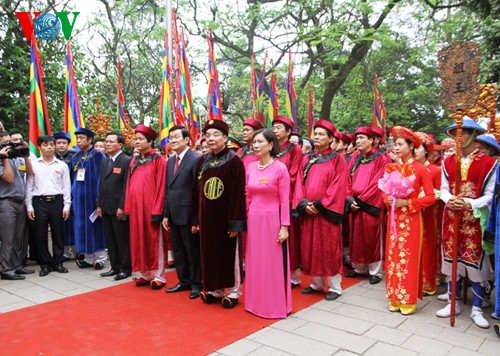  Offrandes de batonnets d’encens à la mémoire des rois fondateurs Hùng - ảnh 1