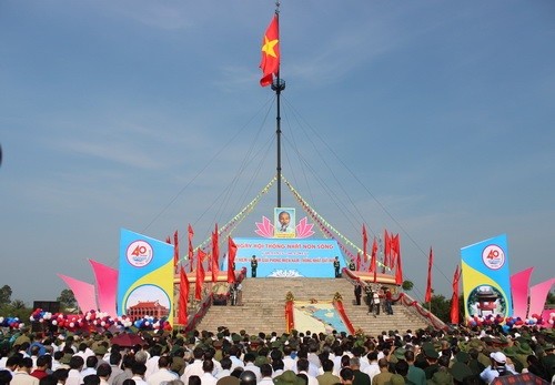 Cérémonie de hissage du drapeau national à Quang Tri - ảnh 1