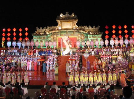 Clôture du Festival des métiers traditionnels Hue 2015 - ảnh 1