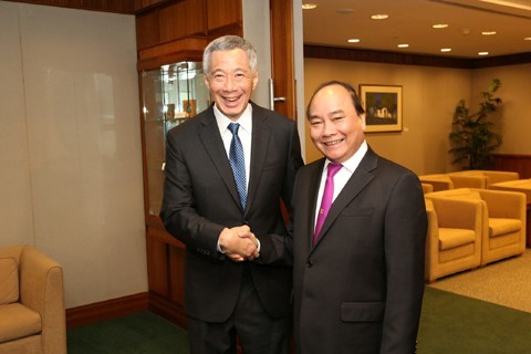Le vice-Premier ministre Nguyên Xuân Phuc poursuit sa visite à Singapour - ảnh 1