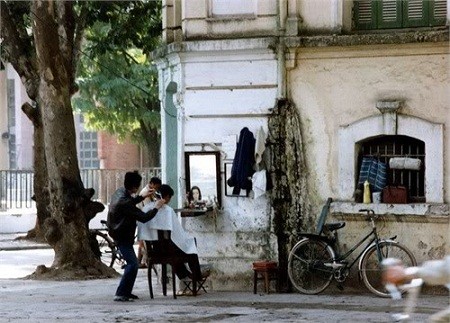 Les coiffeurs de rue au Vietnam - ảnh 1