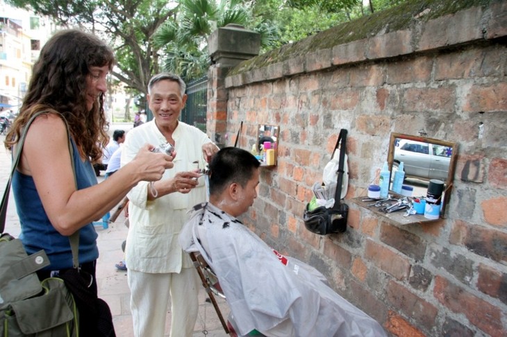 Les coiffeurs de rue au Vietnam - ảnh 3