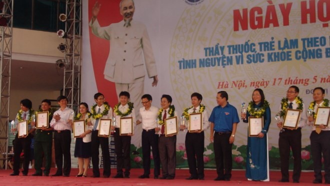 Les jeunes médecins suivent l’exemple du président Ho Chi Minh - ảnh 2