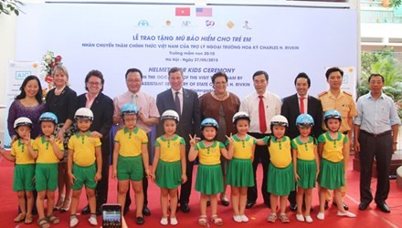 Aide américaine : offre de casques moto aux enfants vietnamiens - ảnh 1