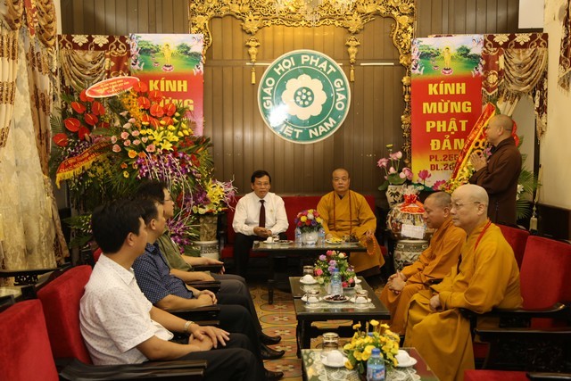 Le vice-président du Front de la Patrie du Vietnam adresse ses voeux aux Bouddhistes - ảnh 1