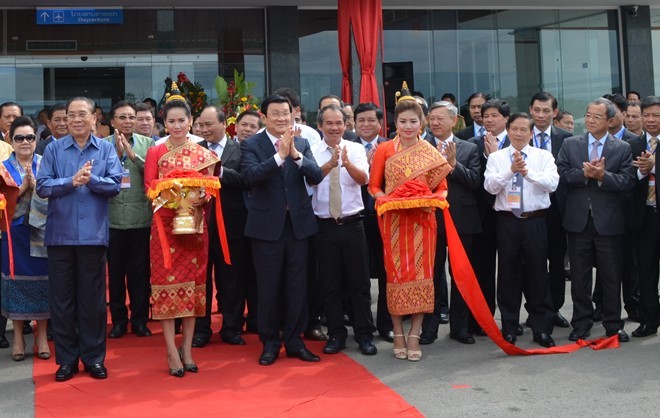 Truong Tan Sang à l’inauguration de l’aéroport d’Attapeu au Laos - ảnh 1