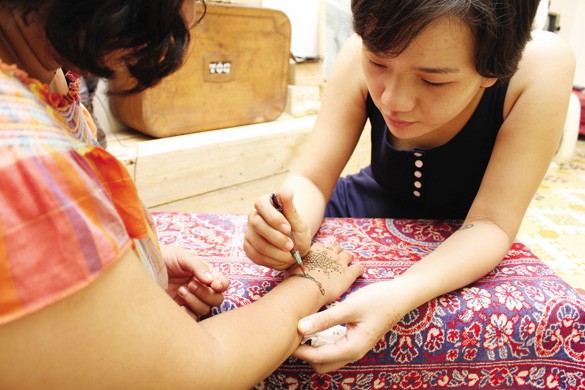 Tatouage au henné - un art transfrontalier qui vous embellit de manière très différente - ảnh 2