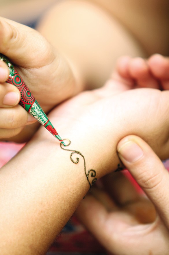 Tatouage au henné - un art transfrontalier qui vous embellit de manière très différente - ảnh 3