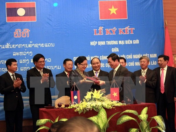 Signature de l’accord sur le commerce frontalier Vietnam-Laos - ảnh 1
