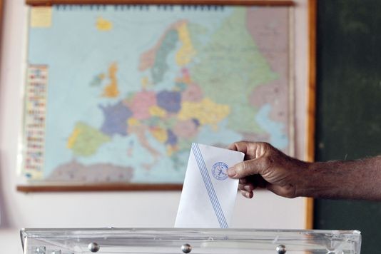Référendum : les Grecs commencent à voter - ảnh 1