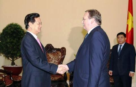 Nguyen Tan Dung reçoit les ambassadeurs de l’Union européenne et de la Hongrie - ảnh 2