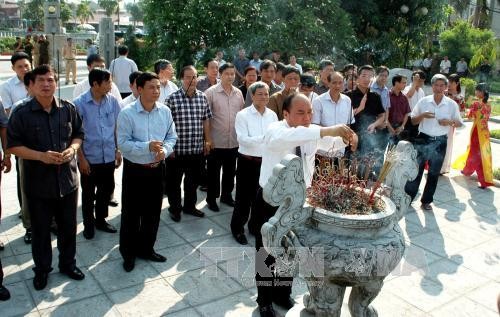 Nguyen Xuan Phuc offre de l’encens en mémoire de Nguyen Van Cu - ảnh 1