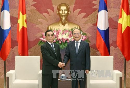 Le Premier ministre laotien rencontre des hauts dirigeants vietnamiens - ảnh 1