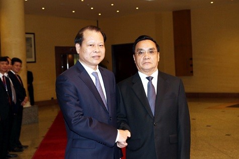 Le Premier ministre laotien rencontre des hauts dirigeants vietnamiens - ảnh 2
