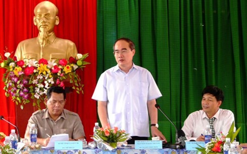 Nguyen Thien Nhan visite deux coopératives de café à Dac Lac - ảnh 1