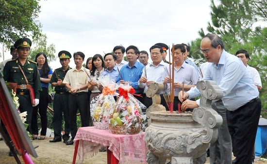 Nguyen Thien Nhan brûle de l’encens en mémoire du général Vo Nguyen Giap - ảnh 1