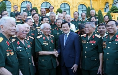 Le président Truong Tan Sang reçoit d’anciens combattants du Tay Nguyen - ảnh 1