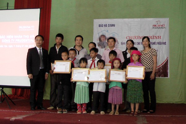 Ha Giang : Prudential aide les enfants minoritaires ethniques à aller à l’école - ảnh 1