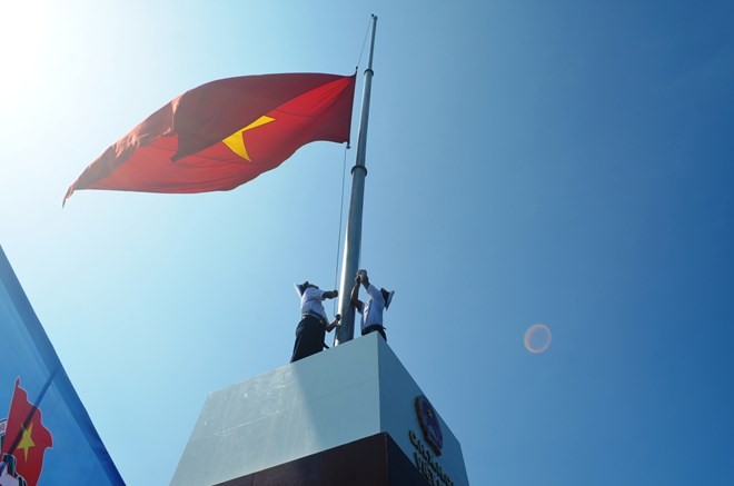 Quang Ninh : Installation d’un tour à drapeau sur l’île Tran - ảnh 1